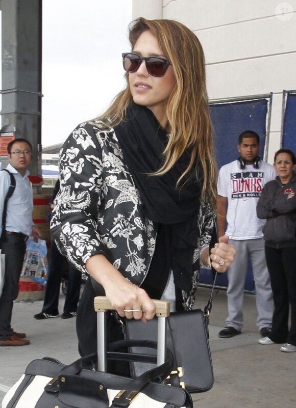 Jessica Alba arrive décontractée à l'aéroport LAX de Los Angeles pour prendre un avion. Le 30 avril 2013