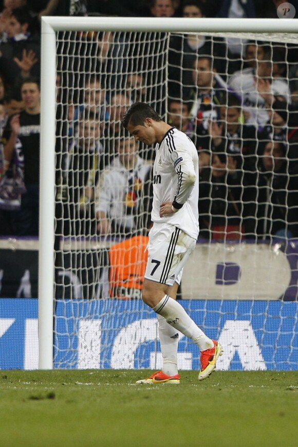 Cristiano Ronaldo, abattu, et les hommes de José Mourinho, vainqueurs 2-0 du Borussia Dortmund à San Bernabeu le 30 avril 2013, échouent à un but d'une qualification pour la finale, après leur défaite du match aller, 1-4.