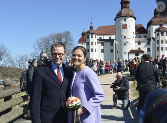 La princesse Victoria de Suède et le prince Daniel, posant en amoureux, en visite au château Läckö le 2 mai 2013, au premier jour de leur visite dans le comté de Västra Götaland.