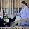 La princesse Victoria de Suède, marteau à la main et prête à inaugurer un complexe à son nom, et le prince Daniel en visite au château Läckö le 2 mai 2013, au premier jour de leur visite dans le comté de Västra Götaland.