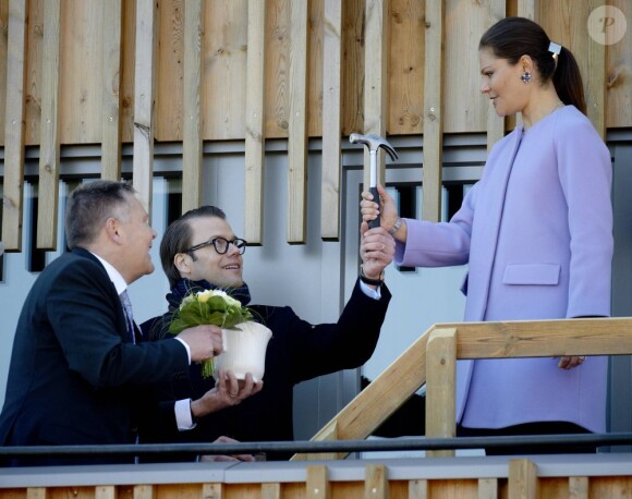 La princesse Victoria de Suède, marteau à la main et prête à inaugurer un complexe à son nom, et le prince Daniel en visite au château Läckö le 2 mai 2013, au premier jour de leur visite dans le comté de Västra Götaland.