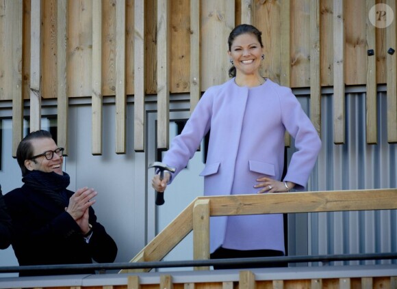 La princesse Victoria de Suède, radieuse, et le prince Daniel en visite au château Läckö le 2 mai 2013, au premier jour de leur visite dans le comté de Västra Götaland.