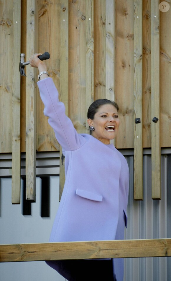 La princesse Victoria de Suède au top de sa forme et le prince Daniel en visite au château Läckö le 2 mai 2013, au premier jour de leur visite dans le comté de Västra Götaland.