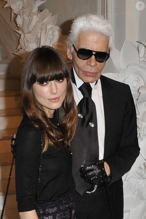 Keira Knightley et Karl Lagerfeld lors du défilé Chanel en 2009