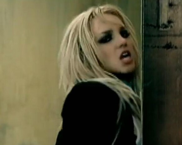 Pour que l'illusion soit parfaite, Michaela Weeks reprend les scènes les plus marquantes des clips de Britney Spears.