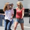 Kate Upton, toutes jambes dehors, et Leslie Mann sur le tournage à New York le 2 mai 2013 de The Other Woman