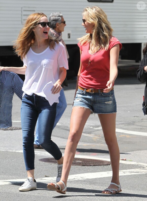 Kate Upton, toutes jambes dehors, et Leslie Mann sur le tournage à New York le 2 mai 2013 de The Other Woman
