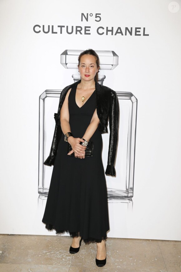 Harumi Klossowska de Rola à l'exposition "N°5 Culture Chanel" au Palais de Tokyo à Paris le 3 mai 2013. L'exposition "N°5 Culture Chanel" retrace l'histoire et les secrets, jusqu'alors bien gardés, du mythique parfum de la maison Chanel.
