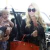 Jessica Simpson, son fiancé Eric Johnson et la petite Maxwell arrivant à l'aéroport de Los Angeles le 3 mai 2013.