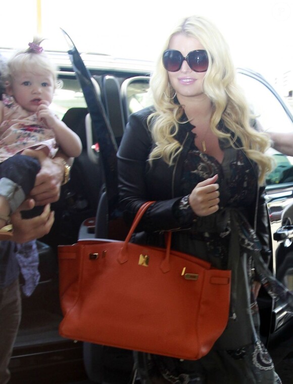 Jessica Simpson, son fiancé Eric Johnson et la petite Maxwell arrivant à l'aéroport de Los Angeles le 3 mai 2013.