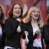 Olivia Wilde et Emma Stone, très motivées, pour la 16e marche pour les femmes organisée par la marque Revlon pour la recherche contre le cancer. Cette dernière s'est déroulée de Times Square à Central Park à New York, le 4 mai 2013.