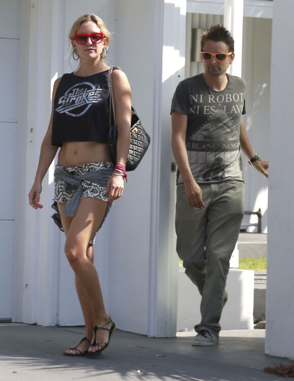 L'actrice Kate Hudson et son fiancé Matthew Bellamy devant leur maison à Los Angeles, le 4 mai 2013.