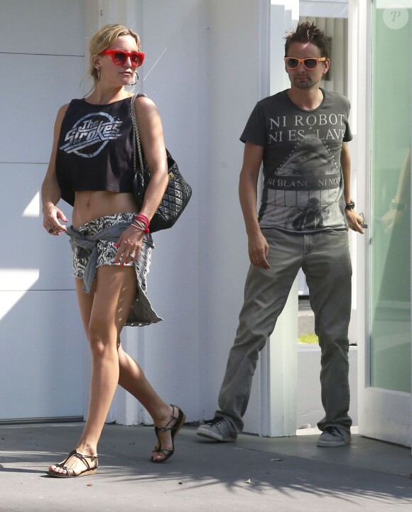 Kate Hudson et son fiancé le rockeur Matthew Bellamy devant leur maison à Los Angeles, le 4 mai 2013.