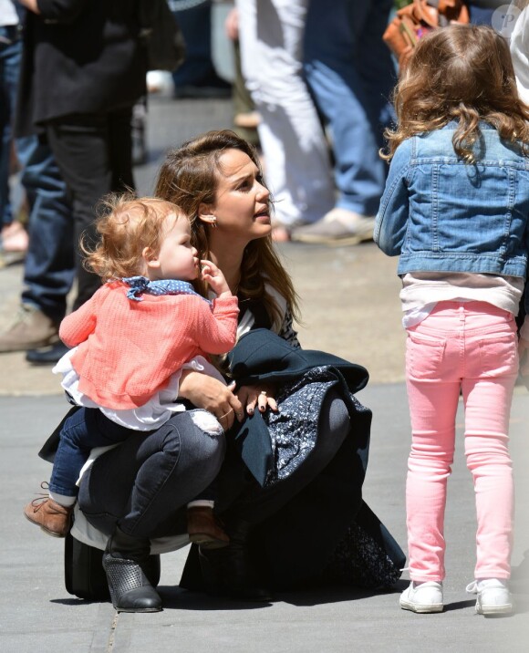 Belle journée pour Jessica Alba et son mari Cash Warren qui se promènent dans les rues de New York avec leurs filles et la nounou. Le 5 mai 2013
