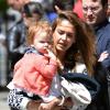Jessica Alba et son mari Cash Warren se promènent dans les rues de New York avec leurs filles et la nounou. Le 5 mai 2013