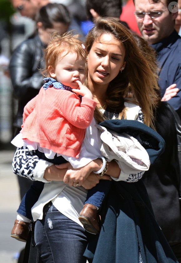 Jessica Alba et son mari Cash Warren se promènent dans les rues de New York avec leurs filles et la nounou. Le 5 mai 2013
