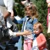 Jessica Alba et son mari Cash Warren se promènent dans les rues de New York avec leurs filles et la nounou. Le 5 mai 2013