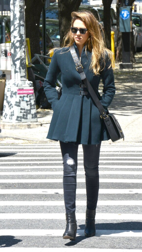 Jessica Alba, stylée dans les rues de la Big Apple. Le 5 mai 2013