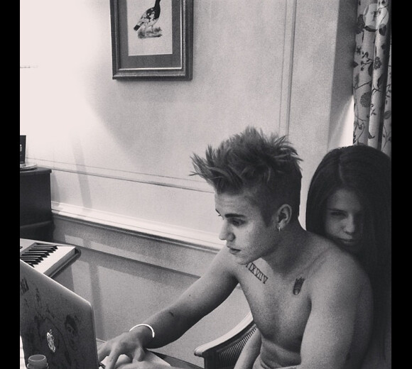 Justin Bieber prend la pose avec sa chérie Selena Gomez, le 26 avril 2013.