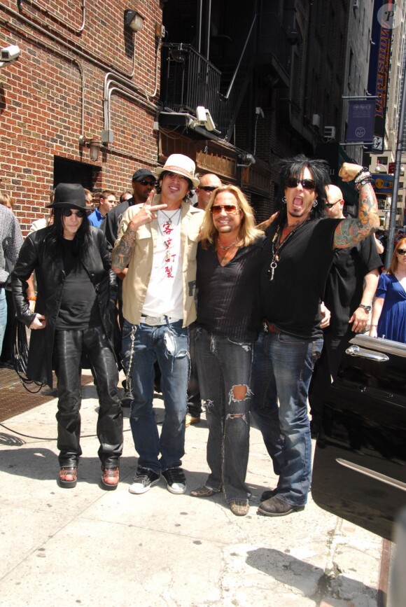 Mick Mars, Tommy Lee, Vince Neil et Nikki Sixx du groupe Mötley Crüe arrivent à l'enregistrement de l'émission The Late Show With David Letterman au Ed Sullivan Theater de New York, le 25 juin 2008.