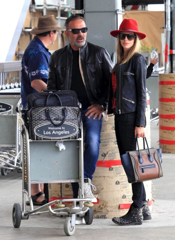Christian Audigier et sa fiancée Nathalie Sorensen en partance de Los Angeles pour prendre un vol en direction de Paris, le 5 mai 2013