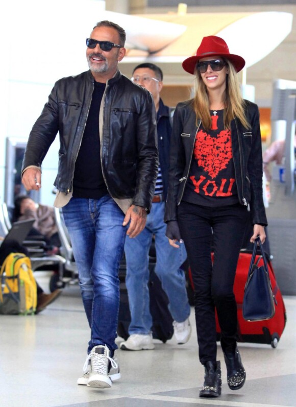 Le designer Christian Audigier et sa fiancée Nathalie Sorensen à l'aéroport de Los Angeles pour prendre un vol en direction de Paris, le 5 mai 2013