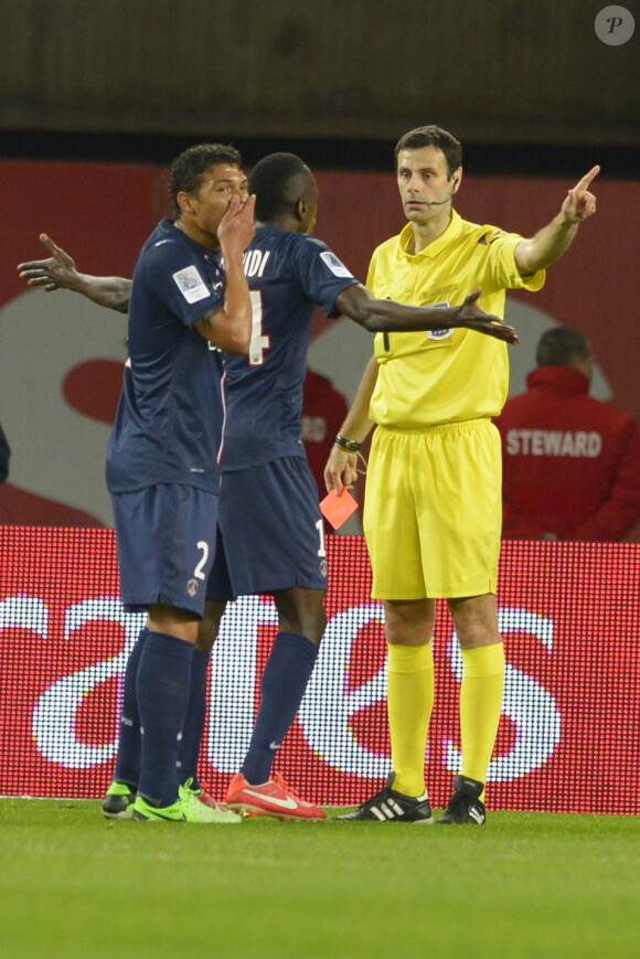 Thiago Silva expulsé par Alexandre Castro lors du match entre le PSG et Valenciennes, le 5 mai 2013 au Parc des Princes à Paris