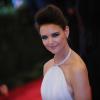 Katie Holmes au Met Ball le 6 mai 2013 à New York, honorant d'une manière très lumineuse le thème punk de cette édition.