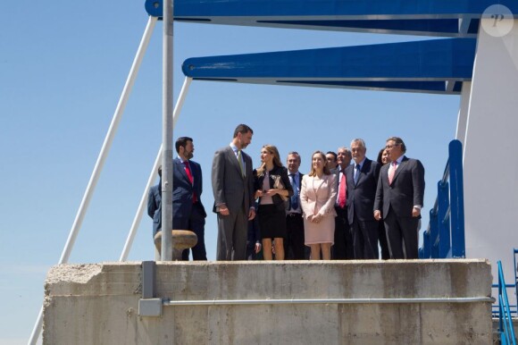Letizia et Felipe d'Espagne, en déplacement à Séville le 7 mai 2013, visitaient l'écluse du Guadalquivir et ses installations.