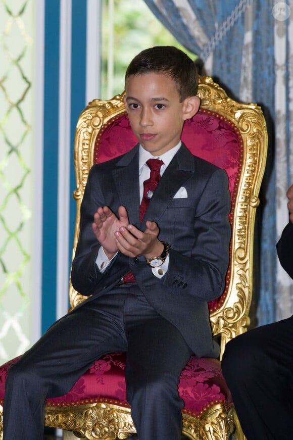 Le prince Moulay El Hassan participait le 3 avril 2013 à la réception de François Hollande et Valérie Trierweiler, en visite officielle au Maroc, avec son père le roi Mohammed VI et sa mère la princesse Lalla Salma.
