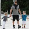 Ricky Martin se promène avec ses enfants Valentino & Matteo, bintôt agés de 5 ans.
