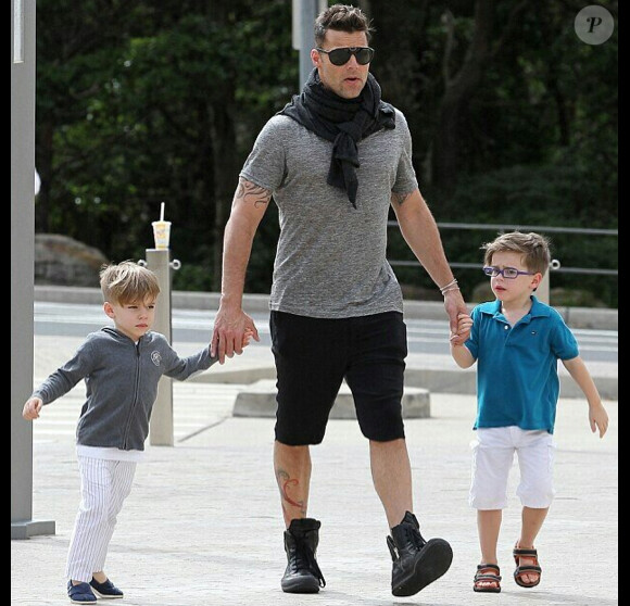 Ricky Martin se promène avec ses enfants Valentino & Matteo, bintôt agés de 5 ans.