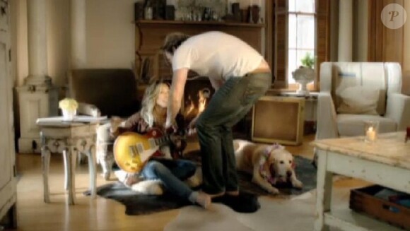 Sheryl Crowe dans le clip de son nouveau single Easy, dévoilé le 6 mai 2013.