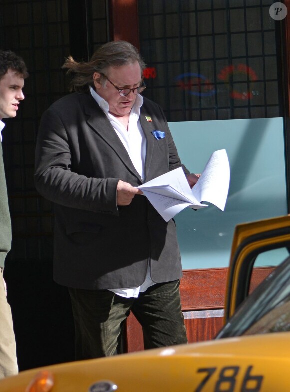 Gérard Depardieu est en train de lire le scénario à New York, le 14 avril 2013.