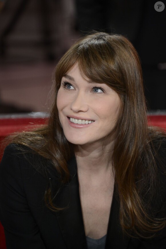 Carla Bruni lors de l'enregistrement de l'émission "Vivement Dimanche" à Paris, le 17 avril 2013