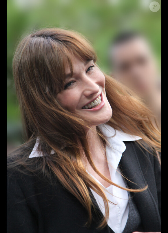 Carla Bruni lors de l'enregistrement de Vivement Dimanche le 2 mai 2013.