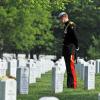 Le prince Harry au cimetière national américain d'Arlington en Virginie, le 10 mai 2013 au cours de sa visite officielle aux Etats-Unis, où il s'est recueilli notamment sur la tombe du soldat inconnu et celle de John F. Kennedy.