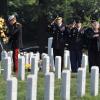 Le prince Harry au cimetière national américain d'Arlington en Virginie, le 10 mai 2013 au cours de sa visite officielle aux Etats-Unis, où il s'est recueilli notamment sur la tombe du soldat inconnu et celle de John F. Kennedy.
