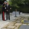 Le prince Harry au cimetière national américain d'Arlington en Virginie, le 10 mai 2013 au cours de sa visite officielle aux Etats-Unis, où il s'est recueilli notamment sur la tombe du soldat inconnu et celle de John F. Kennedy.