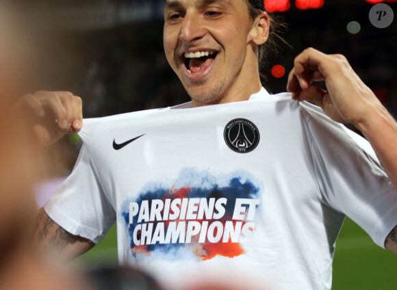 Zlatan Ibrahimovic jubilait après le titre de champion de France acquis par le PSG après sa victoire 1-0 sur la pelouse de l'Olympique Lyonnais, le 12 mai 2013 à Lyon