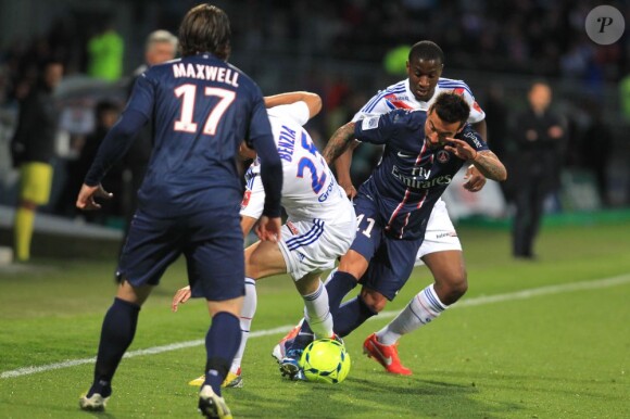 L'équipe du PSG a célébré son titre de champion de France acquis après sa victoire 1-0 sur la pelouse de l'Olympique Lyonnais, le 12 mai 2013 à Lyon