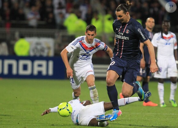 L'équipe du PSG a célébré son titre de champion de France acquis après sa victoire 1-0 sur la pelouse de l'Olympique Lyonnais, le 12 mai 2013 à Lyon