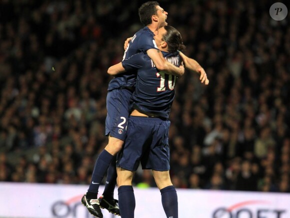 L'équipe du PSG a célébré son titre de champion de France acquis après sa victoire 1-0 sur la pelouse de l'Olympique Lyonnais, le 12 mai 2013 à Lyon