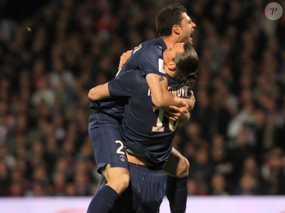 L'équipe du PSG a célébré son titre de champion de France acquis après sa victoire 1-0 sur la pelouse de l'Olympique Lyonnais, le 12 mai 2013 à Lyon