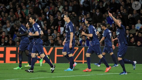 L'équipe du PSG a célébré son titre de champion de France acquis après sa victoire 1-0 sur la pelouse de l'Olympique Lyonnais, le 12 mai 2013 à Lyon