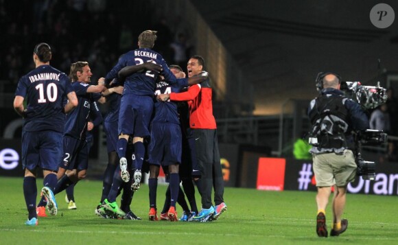 L'équipe du PSG a célébré son titre de champion de France acquis après sa victoire 1-0 sur la pelouse de l'Olympique Lyonnais, le 12 mai 2013 à Lyon