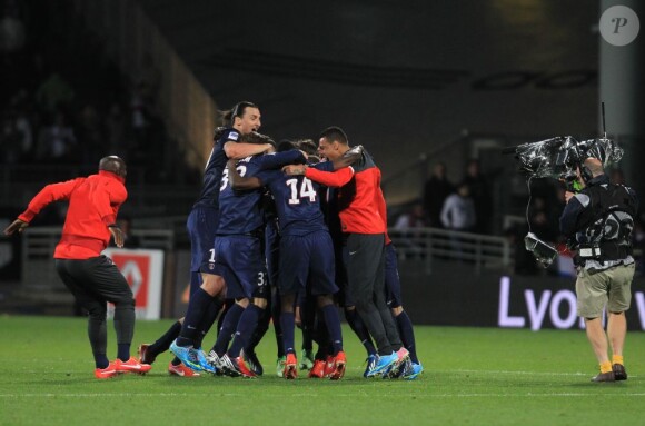 L'équipe du PSG a célébré son titre de champion de France acquis après sa victoire 1-0 sur la pelouse de l'Olympique Lyonnais, le 12 mai 2013 à Lyon