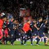 L'équipe du PSG se précipite vers la tribune où avaient pris place ses supporters pour célébrer son titre de champion de France acquis après sa victoire 1-0 sur la pelouse de l'Olympique Lyonnais, le 12 mai 2013 à Lyon