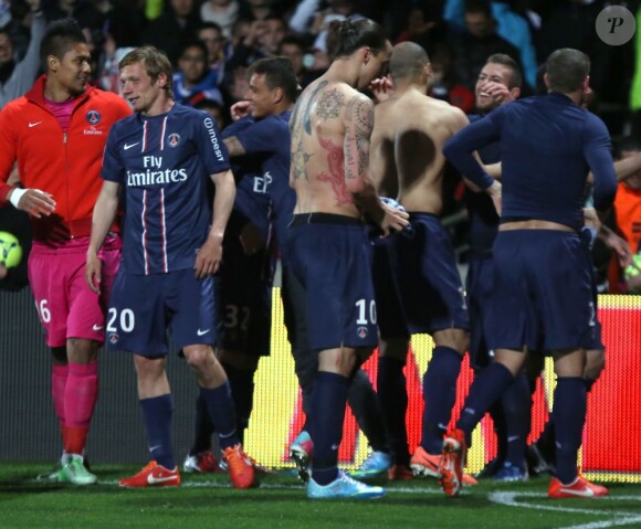 L'équipe du PSG a célébré son titre de champion de France acquis après sa victoire 1-0 sur la pelouse de l'Olympique Lyonnais, le 12 mai 2013 à Lyon