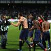Zlatan Ibrahimovic exulte face aux photographes après le titre de champion de France acquis suite à la victoire du PSG sur la pelouse de l'Olympique Lyonnais, le 12 mai 2013 à Lyon